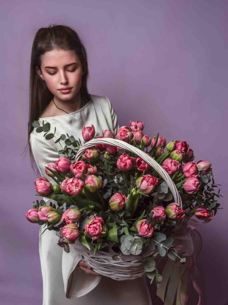 Корзина из 51 тюльпана — изображение 1